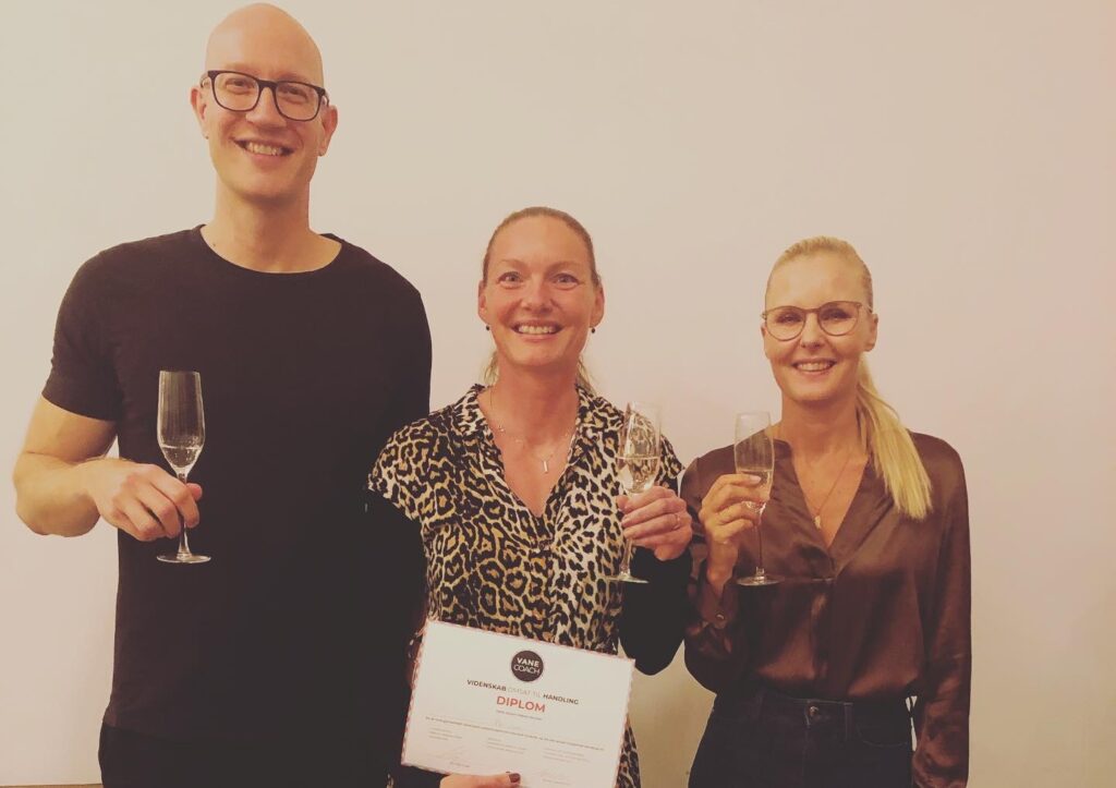 Billede af Anne Gaardmand, Morten Elsøe og mig, men mit diplom og nyuddannet  i vanecoaching.